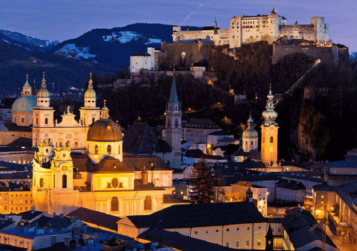 Nočná panoráma rakúskeho Salzburgu